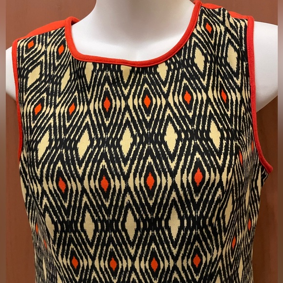 Beautiful sleeveless shift style dress in size 8 with a lovely cut out back. - Picture 2 of 10